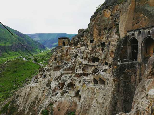دير فارديزيا او مدينة الكهف